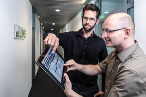 Zwei Chemiker der Firma CSS LIMS demonstrieren die Laborsoftware iLIMS.